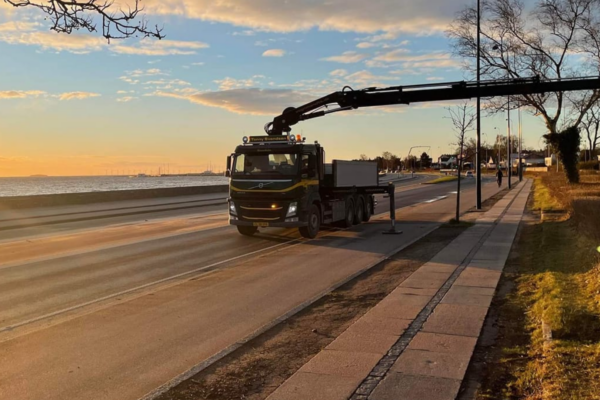 Vognmand ts lastbil på strandvejen