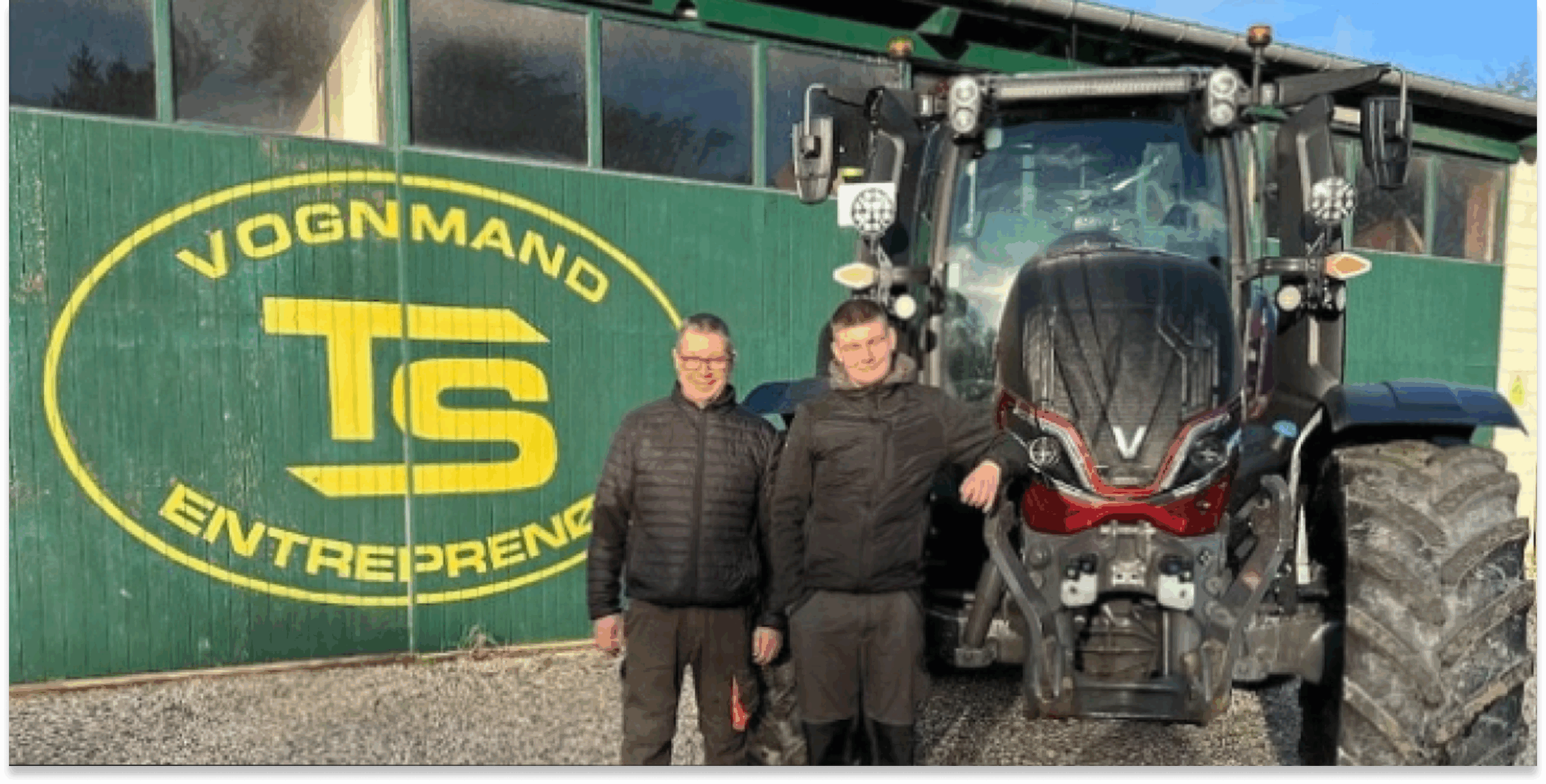 Tonny og Sofus foran ny traktor